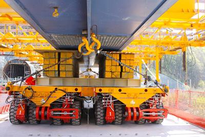 Load securing on the side-by-side combination of the MSPE self-propelled modular transporter