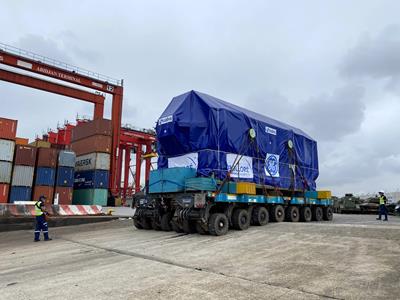 La combinazione modulare SPMT genera una piattaforma larga cinque metri e una capacità di carico utile di circa 600 tonnellate.