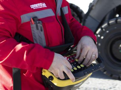 Un nouveau système de télécommande radio est utilisé, avec un écran de 4,3 pouces (110 mm). Il permet une synchronisation complète même lorsque différentes familles Eco1000 sont mélangées dans le même convoi. Un écran tactile couleur de 12,1 pouces (300 mm) est utilisé sur le bloc d'alimentation. L'opérateur peut y voir des informations sur les modes de levage, de direction et de conduite