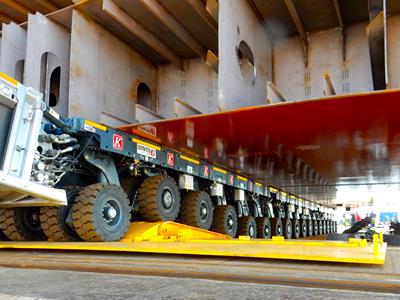 The 700 mm stroke of this Cometto MSPE self-propelled modular transporter with electronic steering enables to keep the loading platform always straight and stable. 