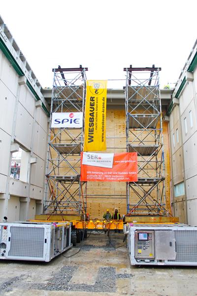 A ten metre-high scaffolding tower is installed on the loading platform of each electronically steered module.