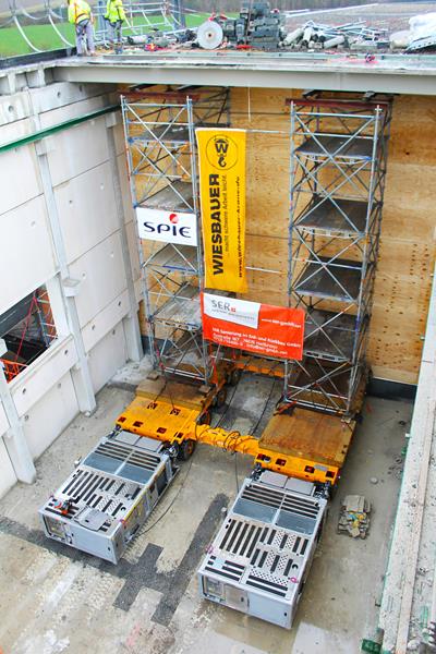 Ein Projekt unter Strom. Doch erneut stellen die verlässlichen und belastbaren Cometto SPMT Selbstfahrer unter schwierigsten Einsatzbedingungen ihr Können unter Beweis.