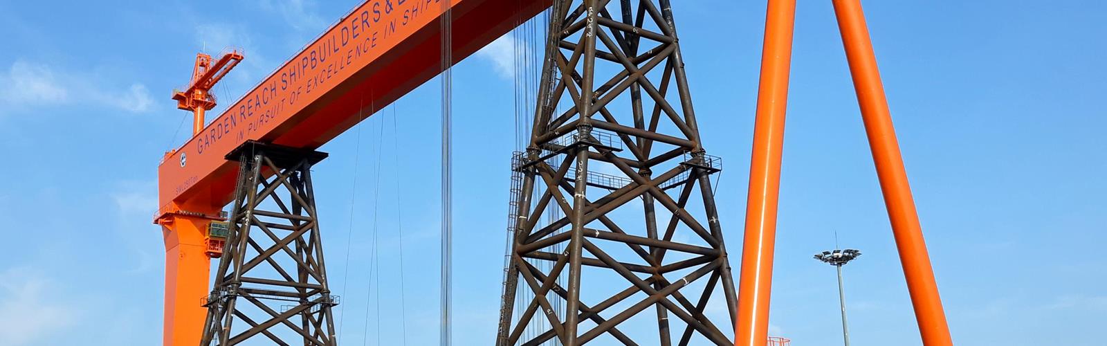 2,000-ton gantry crane rises high on Cometto SPMT