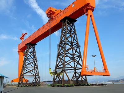 2,000-ton gantry crane rises high on Cometto SPMT