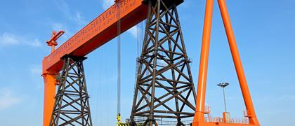 Une grue portique de 2 000 tonnes déplacée à l’aide du SPMT Cometto