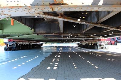 The MSPE self-propelled modular axle lines set the bridge down on “elephant feet” at the recycling site using the hydraulic lift axle.