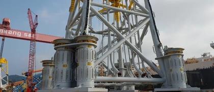 Selbstangebtriebene Cometto-Modulfahrzeuge mit 96 Achslinien wurden eingesetzt, um eine 3.700 Tonnen schwere Plattform für ein Offshore-Bauwerk in Südkorea zu bewegen.