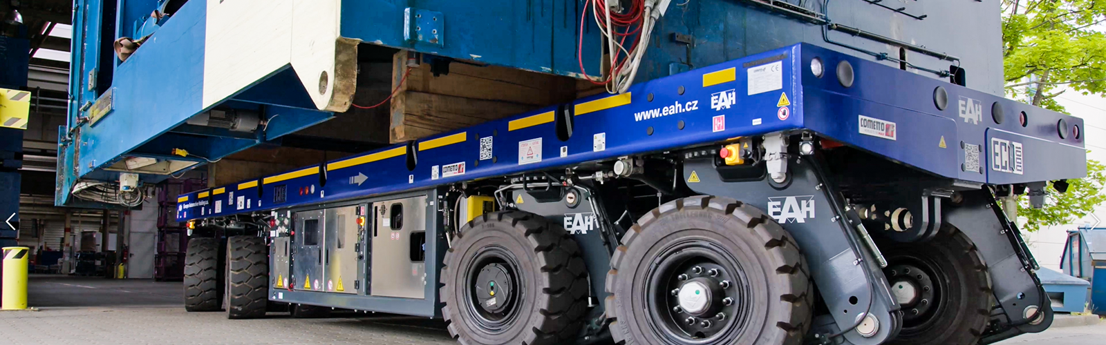 Un module automoteur à 4 essieux de type Eco1000 offre la surface de chargement idéale pour transporter une presse de 120 tonnes.