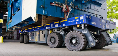 Un module automoteur à 4 essieux de type Eco1000 offre la surface de chargement idéale pour transporter une presse de 120 tonnes.