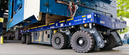 Un module automoteur à 4 essieux de type Eco1000 offre la surface de chargement idéale pour transporter une presse de 120 tonnes.