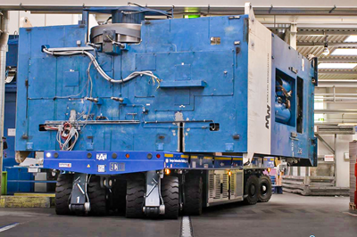 4-осный самоходный модуль типа Eco1000 представляет собой идеальную грузовую платформу для перевозки 120-тонного пресса.