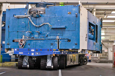 Un module automoteur à 4 essieux de type Eco1000 offre la surface de chargement idéale pour transporter une presse de 120 tonnes.