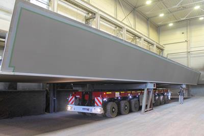 The compact vehicle structure of the Eco1000 with a 11,600 mm long loading platform scores to transport the bridge parts safely to their next assembly step.