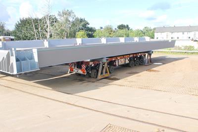 La struttura compatta del veicolo con una piattaforma di carico lunga 11.600 mm garantisce il trasporto sicuro delle sezioni di ponte fino alla successiva fase di assemblaggio.