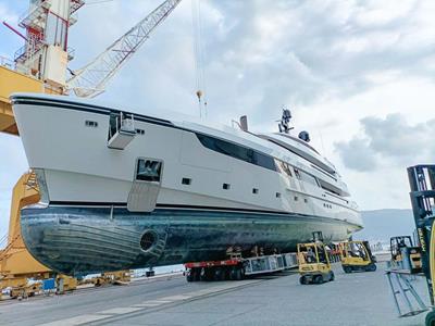 Questo yacht viene portato a terra per un intervento di manutenzione. Una convoglio semovente Cometto SPMT di 40 assi lo preleva e lo movimenta in sicurezza su terreni a lui inusuali.