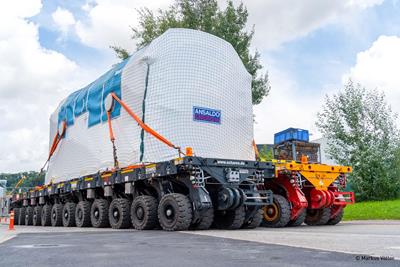 Une péniche, avec à son bord un générateur de 318 tonnes et une turbine à gaz de 335 tonnes, attend d’être déchargée.