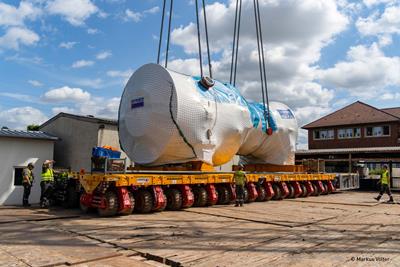 The SPMT from Wiesbauer stood waiting at the quayside in Marbach, virtually outside the front door of the company's headquarters in Bietigheim-Bissingen.