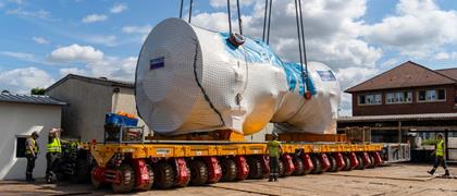 El SPMT de Wiesbauer está listo y esperando en el muelle de Marbach, prácticamente a las puertas de la sede de la empresa en Bietigheim-Bissingen.