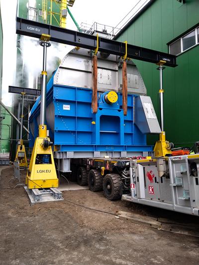 Comme prévu, le convoi arrive aux bâtiments verts et jaunes de Power Oil. Un dispositif de levage y est déjà en place pour hisser le conditionneur dans sa position finale.