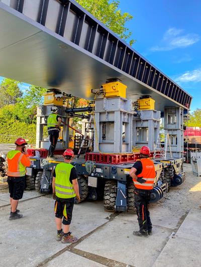 Con la dirección electrónica de estos vehículos, una estructura de este tipo puede posicionarse con precisión milimétrica