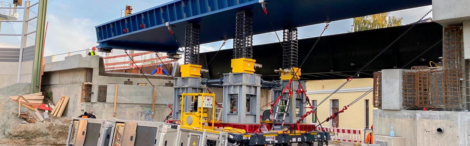 En Oldenburg, Baja Sajonia, los especialistas en mercancías pesadas de Schares se pusieron a cargo del transporte de un puente ferroviario de 160 toneladas con una combinación de SPMT de 4 ejes en com