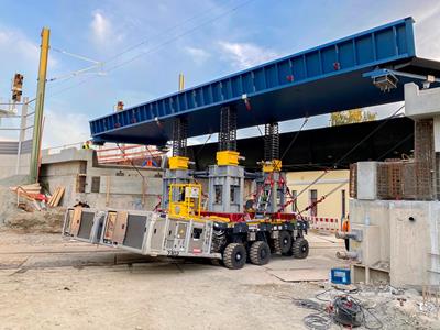 Im niedersächsischen Oldenburg sind die Schwergutspezialisten von Schares zusammengekommen, um mit einer 4-Achs SPMT-Kombination im side by side-Verbund eine Eisenbahnbrücke zu transportieren.