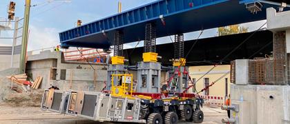 Im niedersächsischen Oldenburg sind die Schwergutspezialisten von Schares zusammengekommen, um mit einer 4-Achs SPMT-Kombination im side by side-Verbund eine Eisenbahnbrücke zu transportieren.