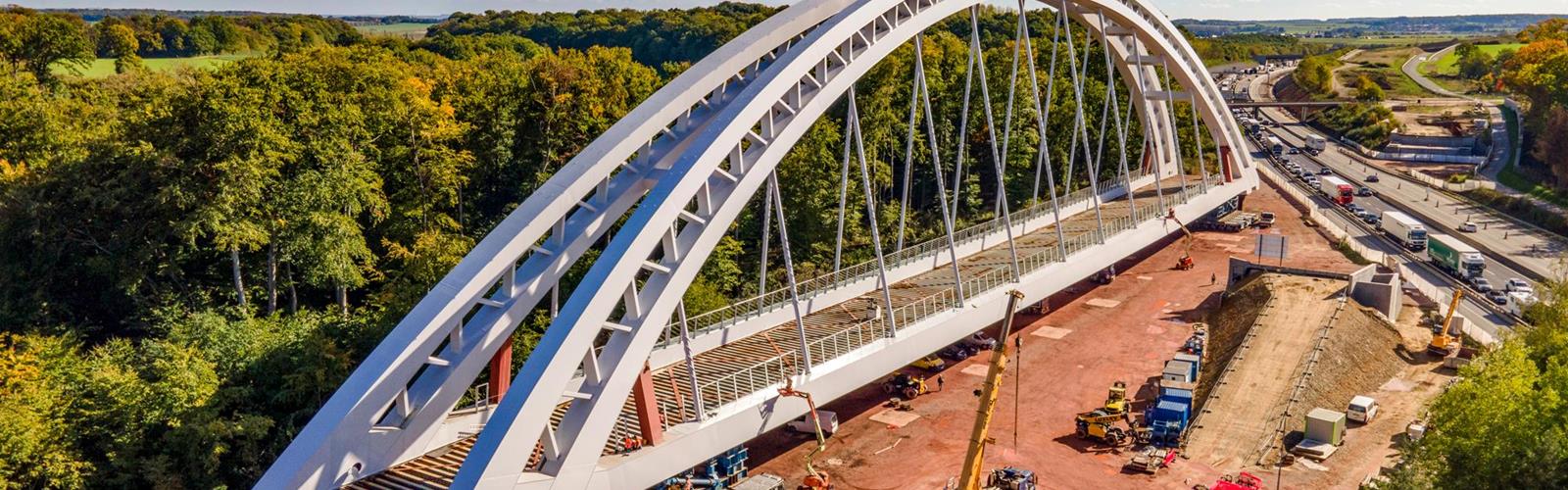 Mit dem Verschub einer 200 Meter langen Bogenbrücke vollendet die luxem. Eisenbahngesellschaft CFL einen wichtigen Schritt im Rahmen ihres Infrastrukturausbaus.