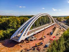Mit dem Verschub einer 200 Meter langen Bogenbrücke vollendet die luxem. Eisenbahngesellschaft CFL einen wichtigen Schritt im Rahmen ihres Infrastrukturausbaus.