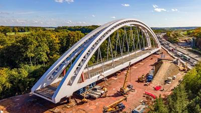 Mit dem Verschub einer 200 Meter langen Bogenbrücke vollendet die luxem. Eisenbahngesellschaft CFL einen wichtigen Schritt im Rahmen ihres Infrastrukturausbaus.