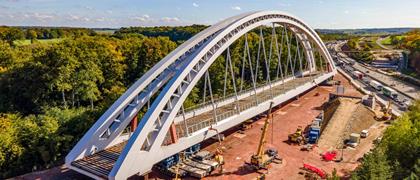 By shifting a 200-meter-long arch bridge, the Luxembourg railroad company CFL is completing an important step in its infrastructure expansion program.