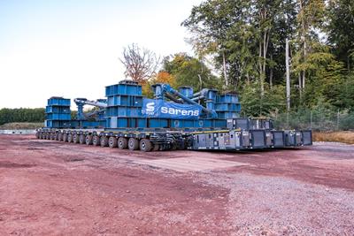 Au total, 180 lignes d'essieux SPMT automotrices, couplées ensemble sous la forme de deux combinaisons de 5 x 18 lignes d'essieux à chaque extrémité du pont, prennent part à cette opération.