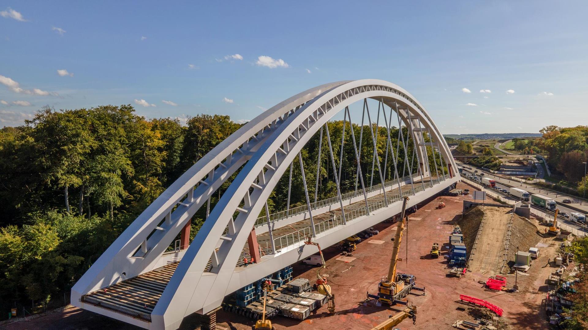 Cometto SPMTs position the "bridge of superlatives"