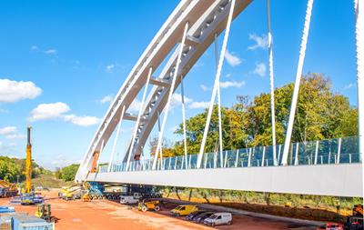 Des véhicules Cometto SPMT positionnent le « pont de tous les superlatifs »