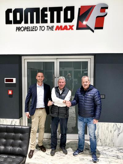 Bei der Fahrzeugabnahme am Cometto-Standort in Borgo San Dalmazzo/Italien bedankt sich das Cometto-Team bei den Hüffermann-Vertretern.