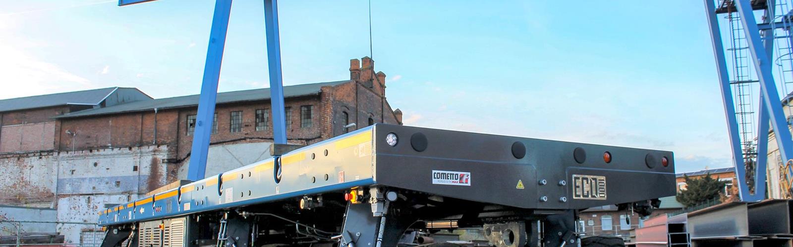 Die Rosslauer Schiffswerft nutzt hier einen 4-Achs Eco1000, um die bis zu 160 Tonnen schweren Stahlbauteile im Werksgelände zu bewegen.