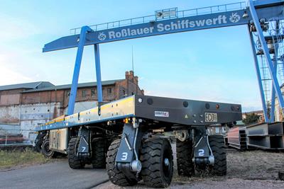 Die Rosslauer Schiffswerft nutzt hier einen 4-Achs Eco1000, um die bis zu 160 Tonnen schweren Stahlbauteile im Werksgelände zu bewegen.