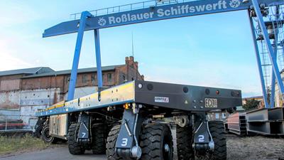 La Rosslauer Schiffswerft utilise ici un Eco1000 à 4 essieux pour déplacer des éléments de construction en acier pesant jusqu'à 160 tonnes dans l'enceinte de l'usine.