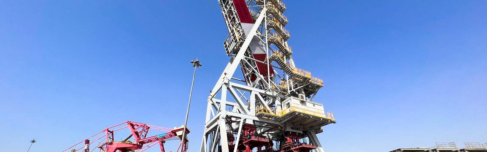 Al Faris déplace un chargeur de navires sur son SPMT  Cometto