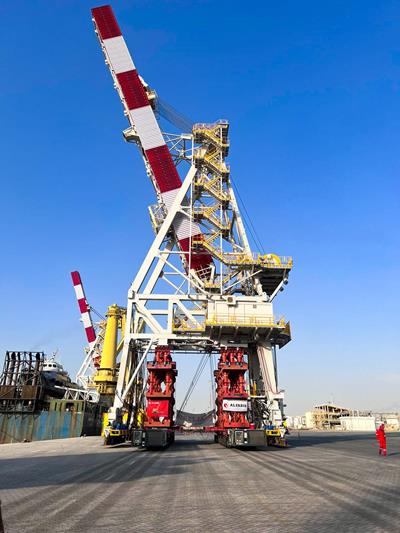 For transportation, the challenge is to support the high centre of gravity of the shiploader, which is at a 10 meters high elevation under the gallery.