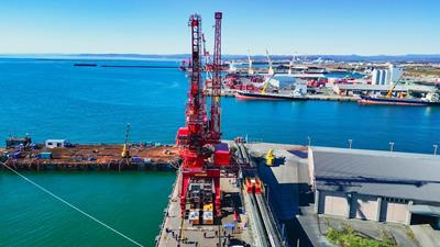 Une grue de 50 mètres de haut sur Cometto MSPE à sa destination finale