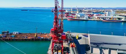 Une grue de 50 mètres de haut sur Cometto MSPE à sa destination finale