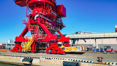 Une grue de 50 mètres de haut sur Cometto MSPE à sa destination finale