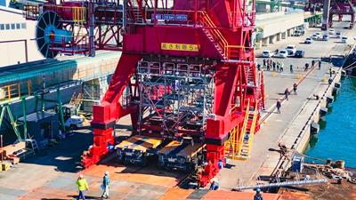 Une grue de 50 mètres de haut sur Cometto MSPE à sa destination finale