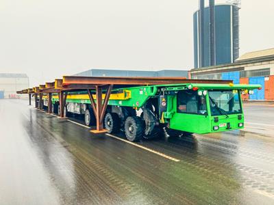 The ETL industrial transporters with driver’s cab underneath the loading platform for the transport of the sheet metal plates.