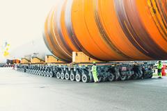 Die Monopiles kommen beispielsweise von Steelwind aus Nordenham in Norddeutschland, wo der Load-out mit Hilfe von 72 Achslinien Cometto SPMT durchgeführt wird.