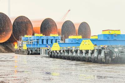 Sobald der Startschuss zur Montage der Windkraftanlagen auf hoher See fällt, transportiert Q3 Heavy Lifting die Monopiles mit seiner Cometto SMPT-Kombination vom Lagerplatz zum Kai.