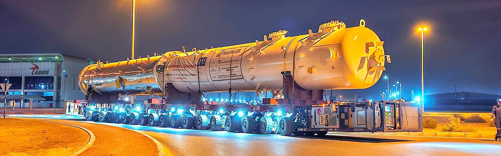 Al Faris transporte une cuve de 30 mètres sur 18 lignes d'essieux Cometto SPMT