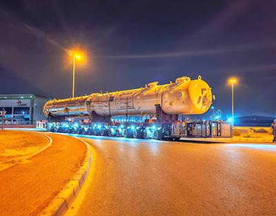 Al Faris transportiert einen 30-Meter-Tank auf 18 SPMT-Achslinien von Cometto