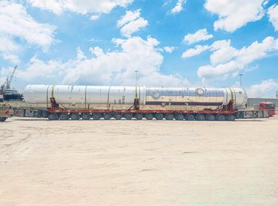 Al Faris transportiert einen 30-Meter-Tank auf 18 SPMT-Achslinien von Cometto